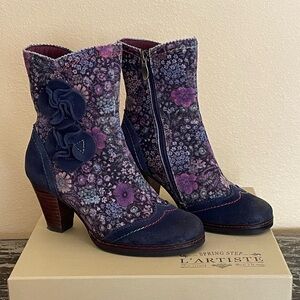 L’Artiste Blue Purple Floral Print Suede Heeled Boot Flannel Lined EU 36 US 6